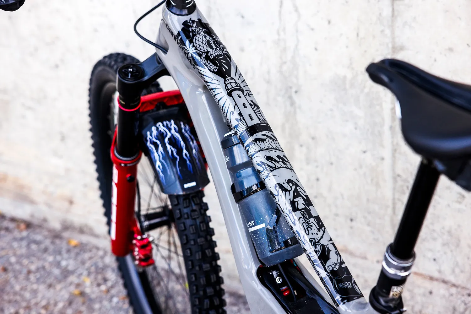 Dyedbro Surfs Up protezione telaio MTB nera lucida