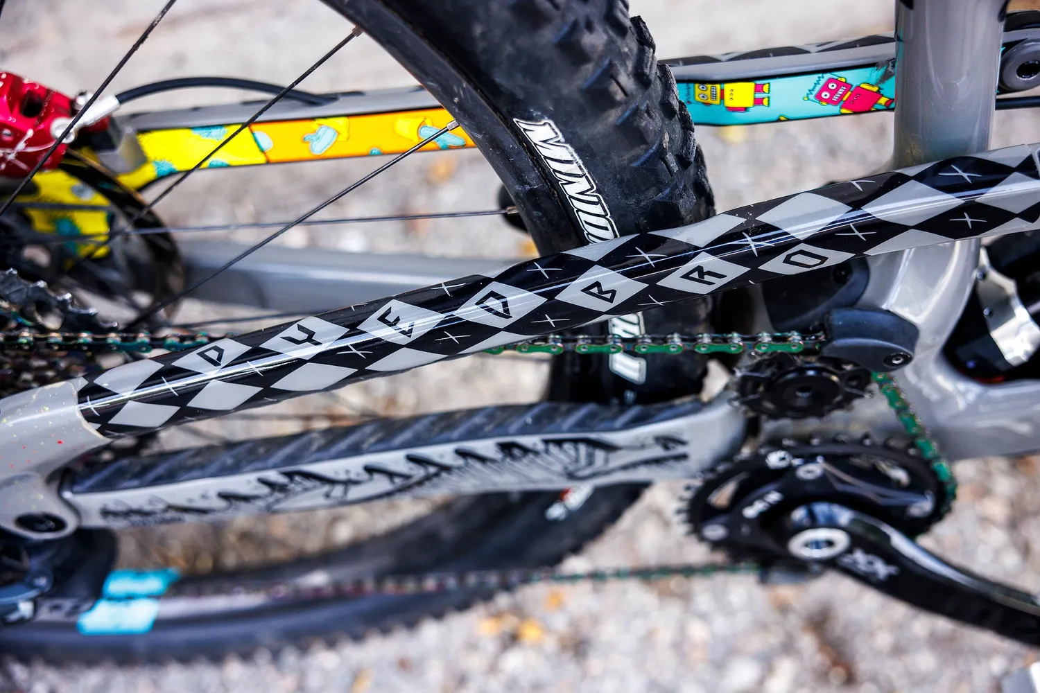 Dyedbro Surfs Up protezione telaio MTB nera lucida