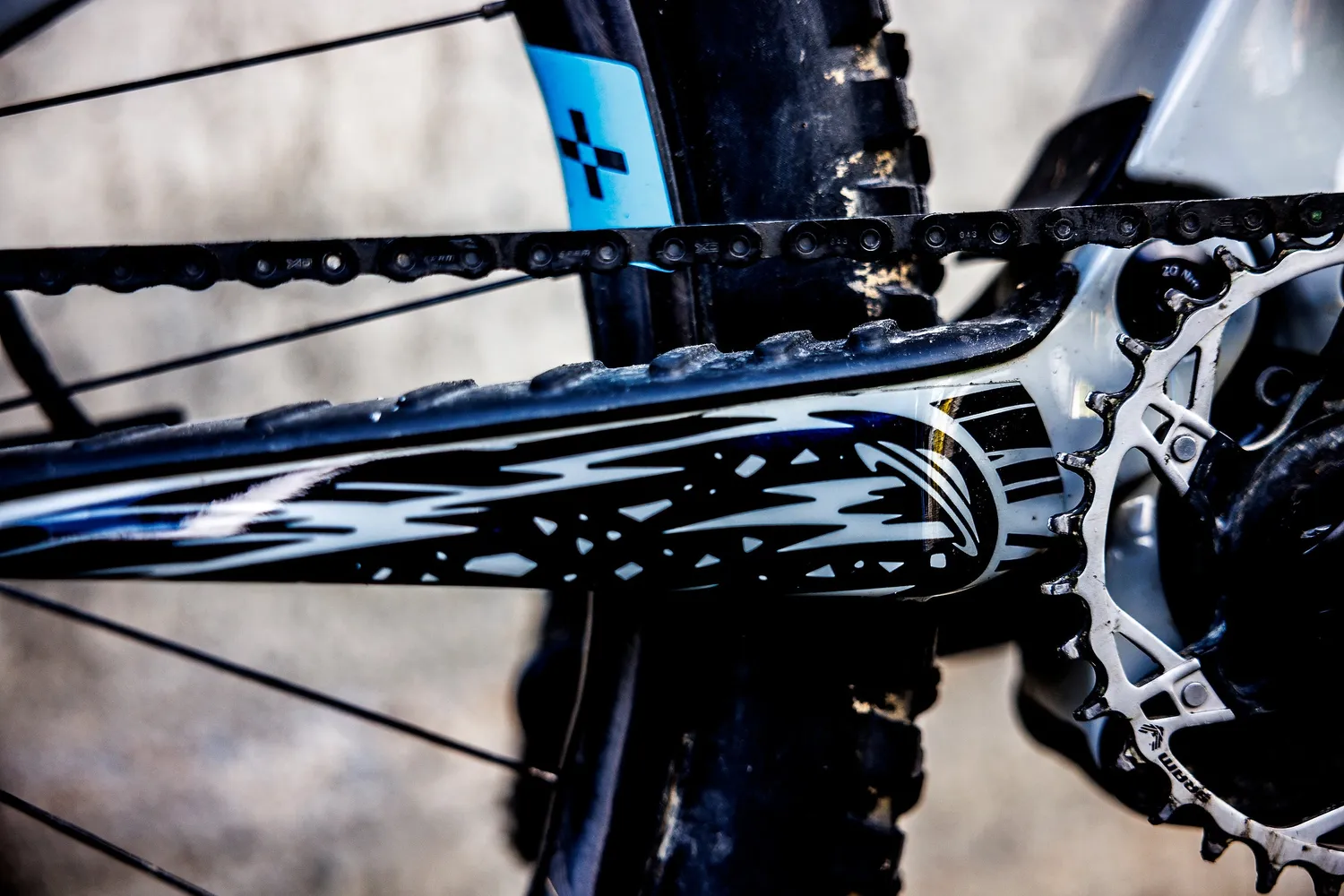 Dyedbro Kaos protezione telaio MTB nera lucida